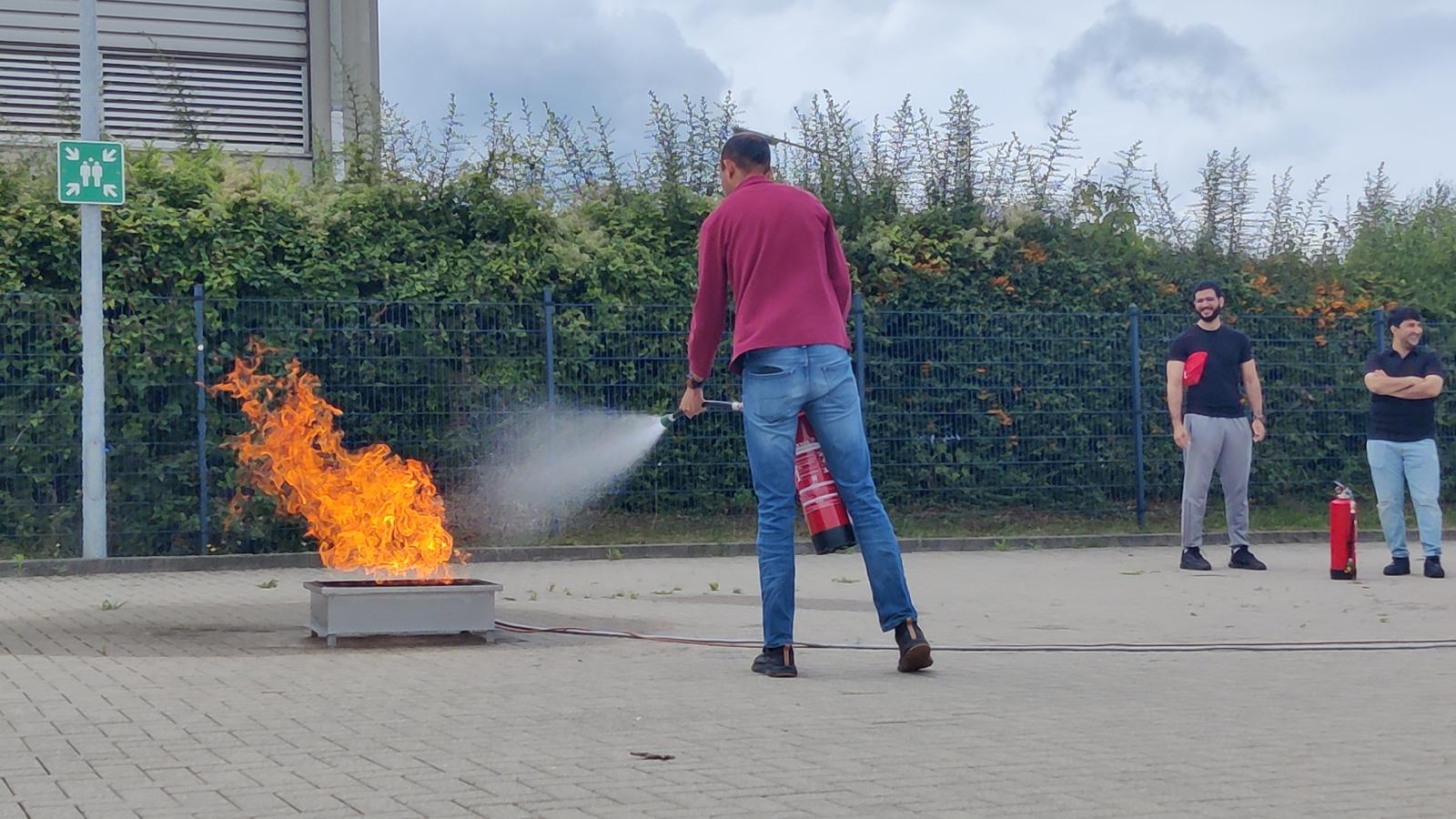 Feuerlöscher-Training mit echtem Feuer outdoor