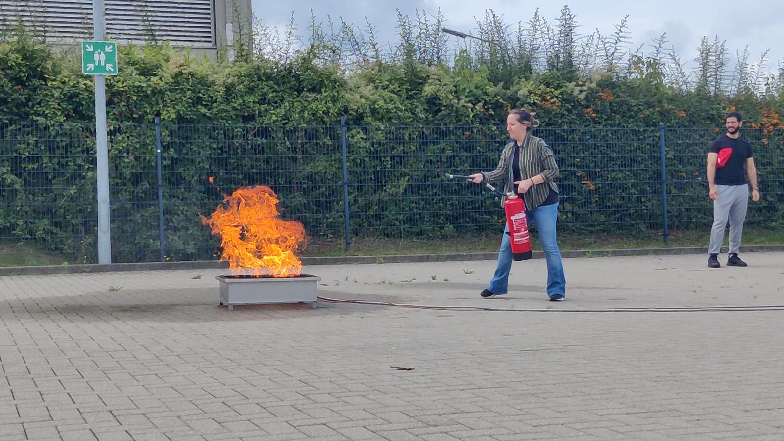 Teilnehmerin beim Feuerlöscher-Training