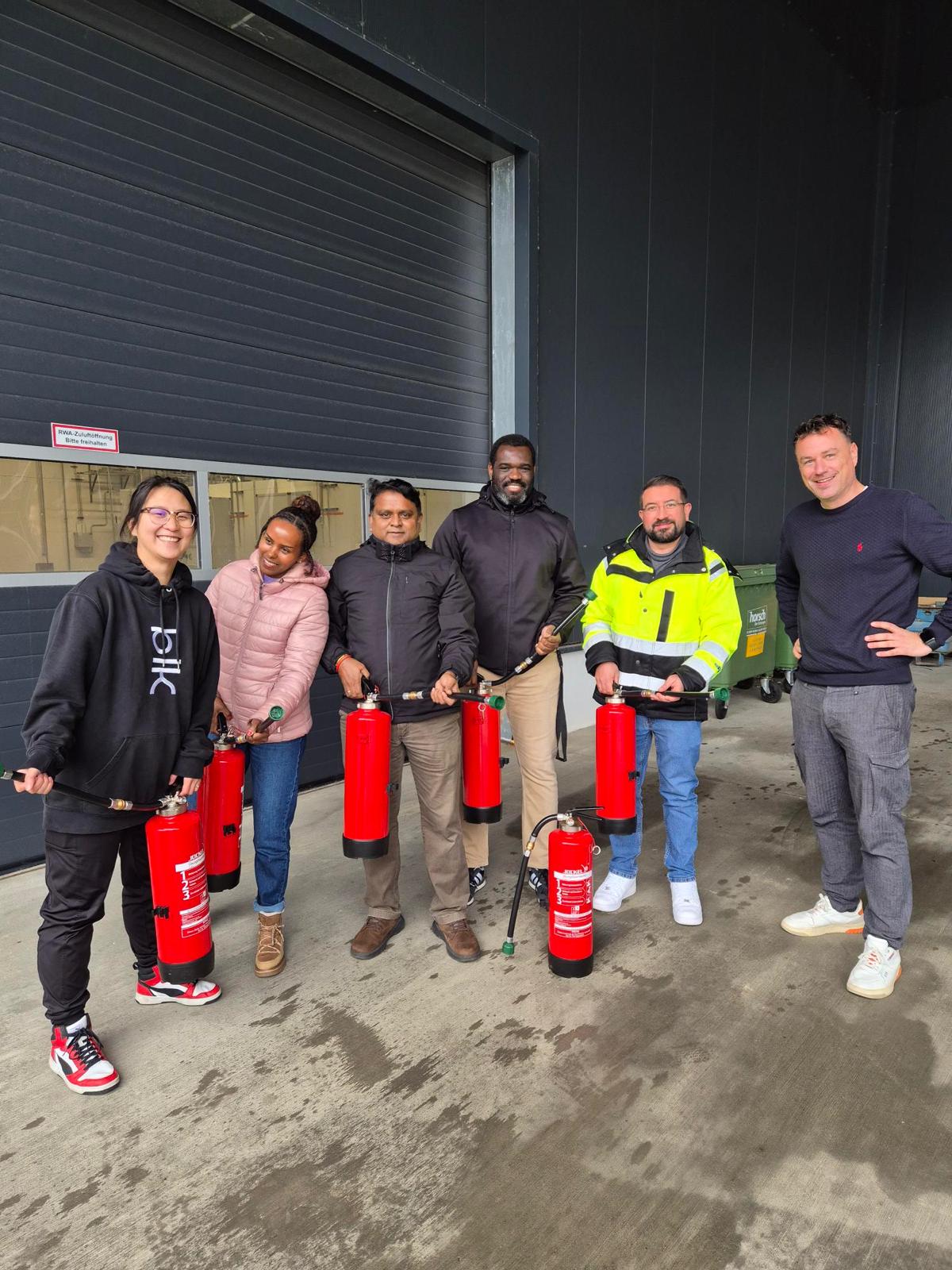 Feuerlöscher-Training in der Halle