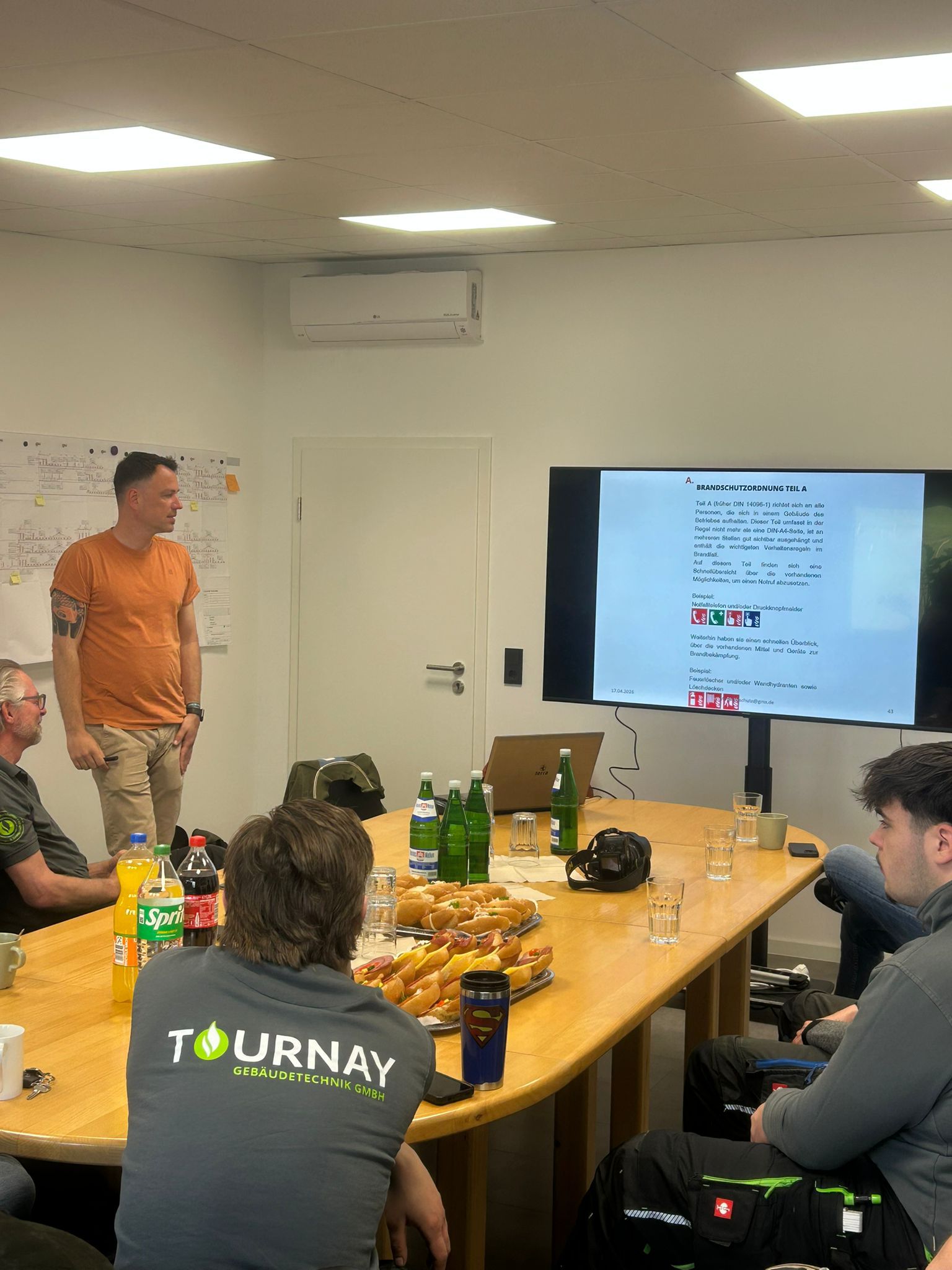 Marcel Beckers leitet Brandschutz-Seminar